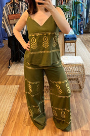 Olivgrünes Boho - Top mit Goldprint - Blossom Hair & Fashion