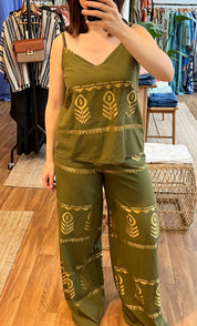 Olivgrünes Boho - Top mit Goldprint - Blossom Hair & Fashion