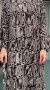 Zeitlos elegantes Kleid mit grafischem Muster - Blossom Hair & Fashion