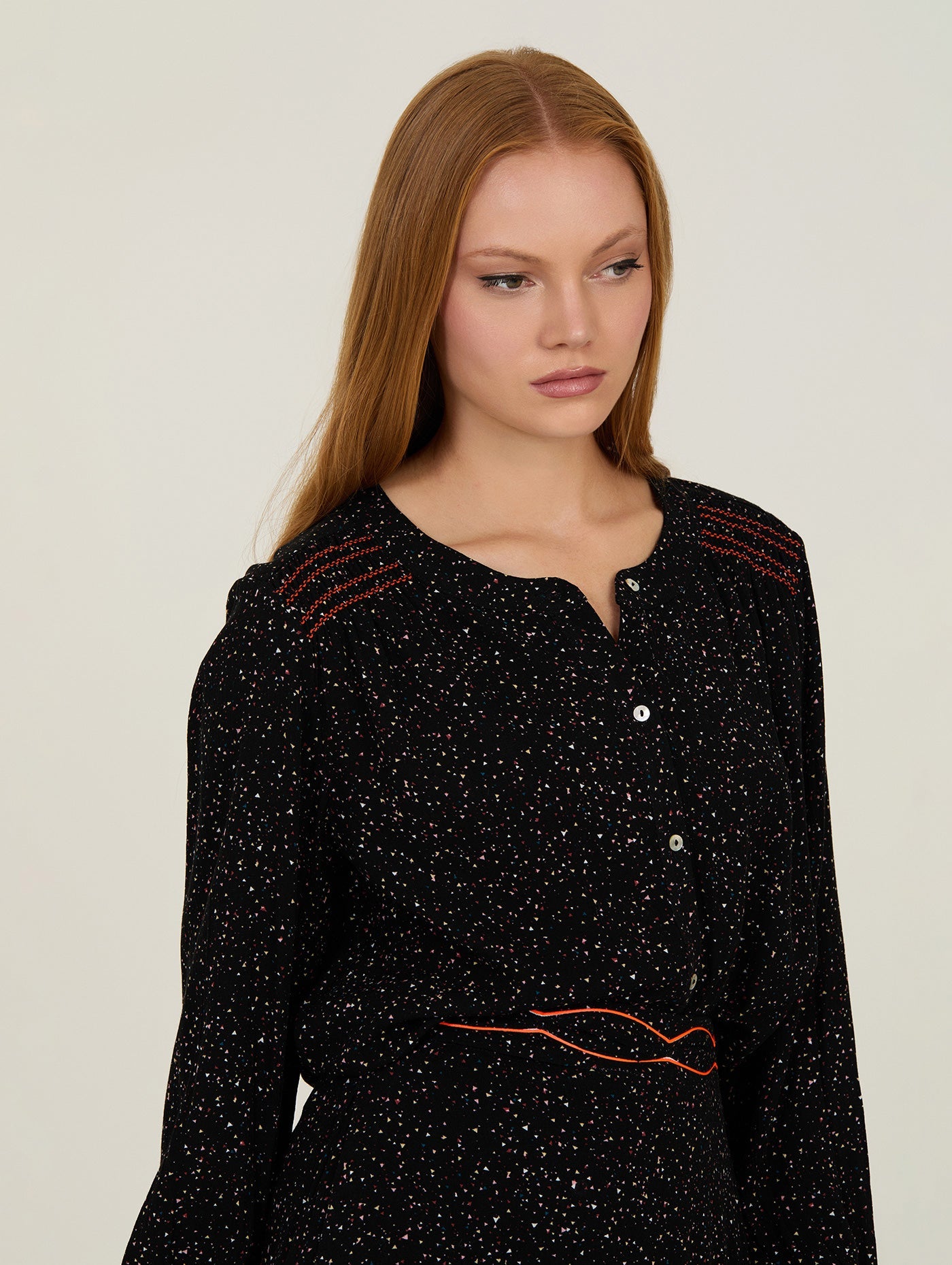 Schwarze Bluse mit Musterprint und feinen Details - Blossom Hair & Fashion