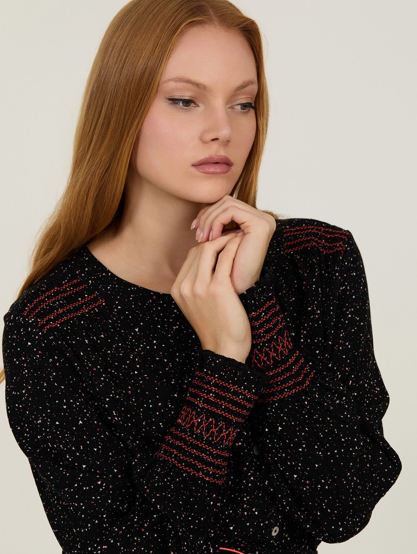 Schwarze Bluse mit Musterprint und feinen Details - Blossom Hair & Fashion