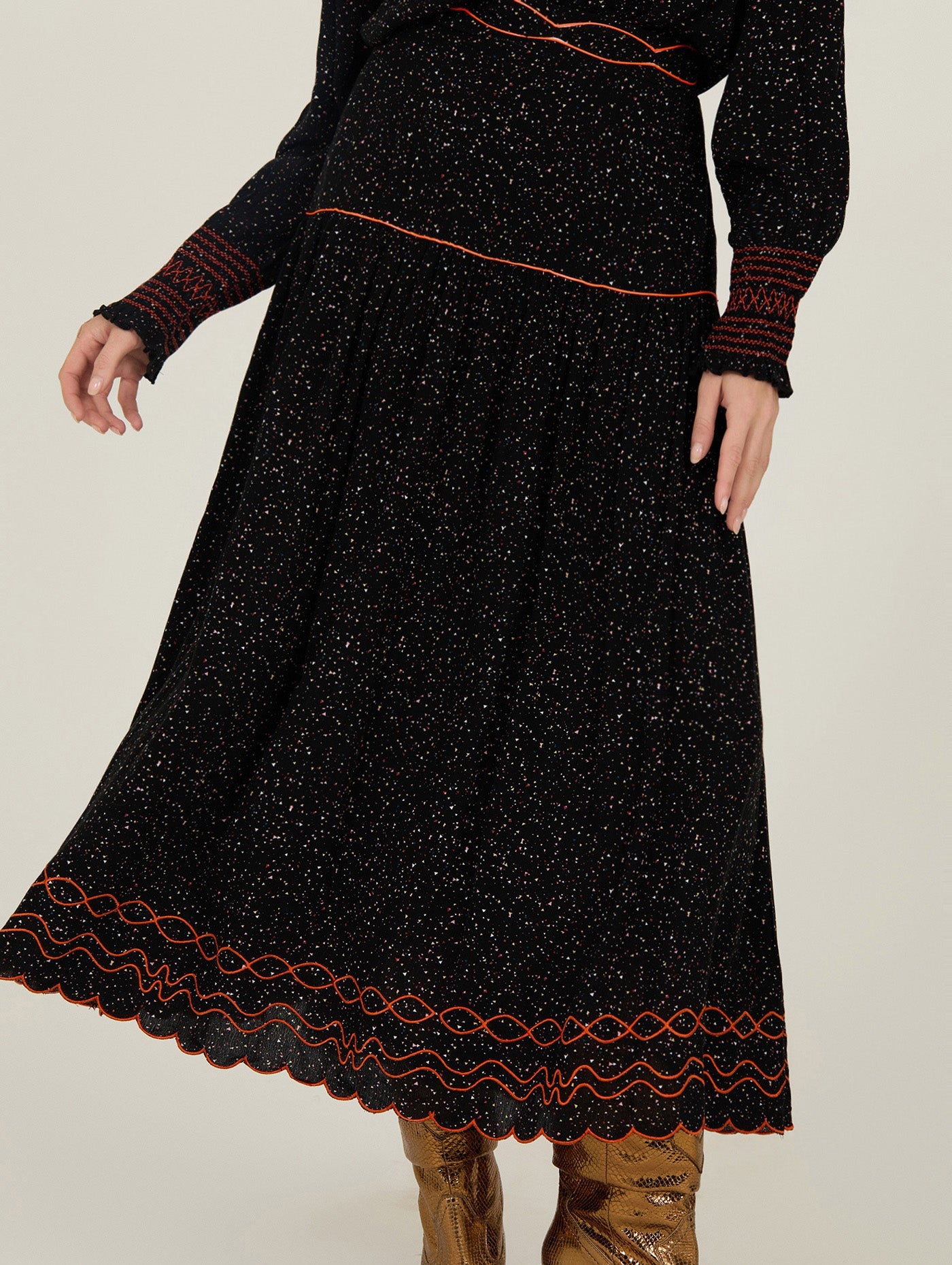 Schwarzer Midirock mit Stickdetails - Blossom Hair & Fashion