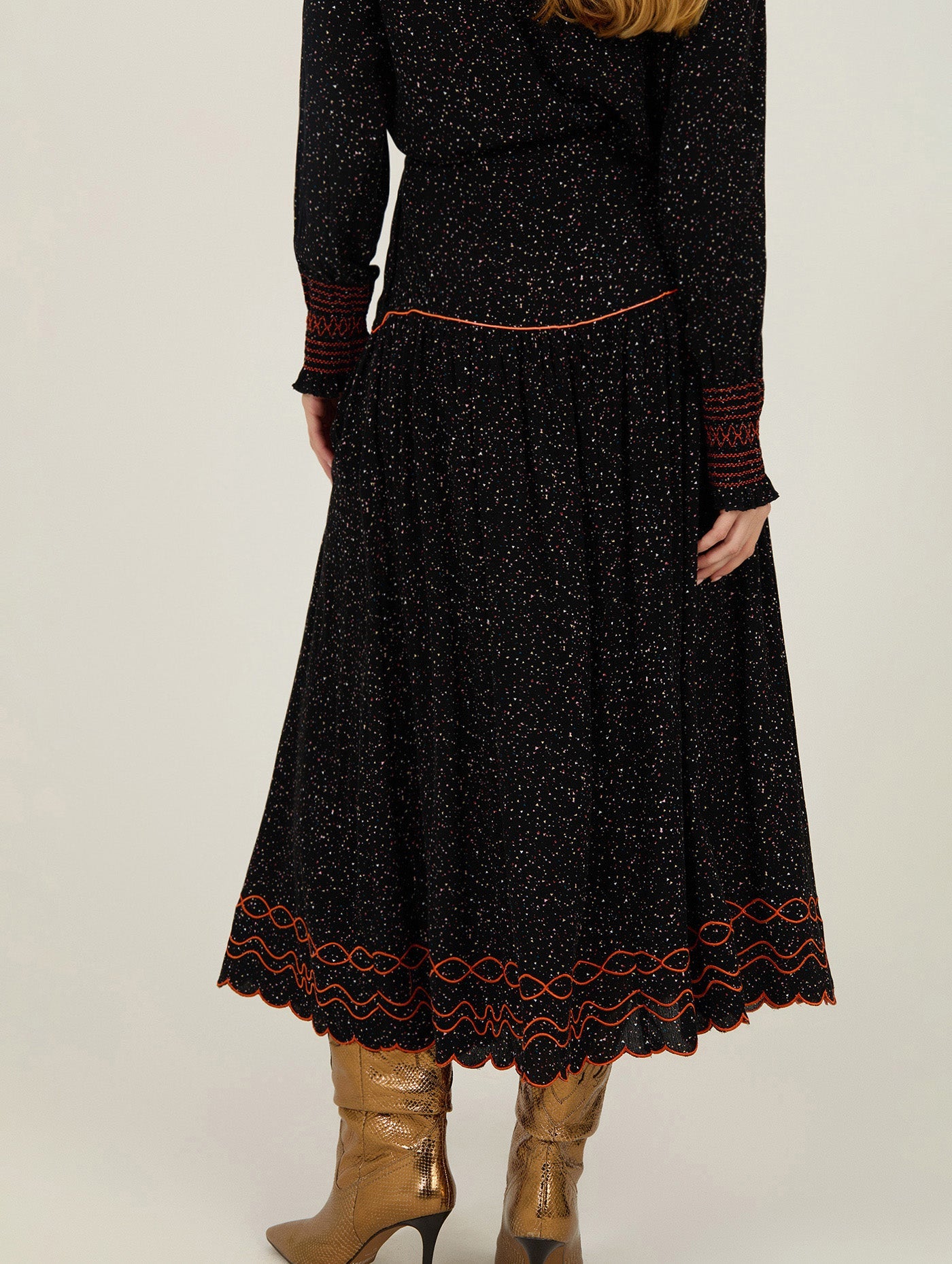 Schwarzer Midirock mit Stickdetails - Blossom Hair & Fashion