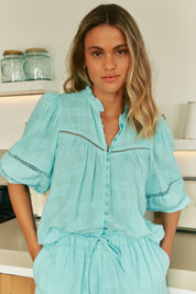 Türkise Baumwollbluse mit Volantärmeln und Knopfleiste - Blossom Hair & Fashion