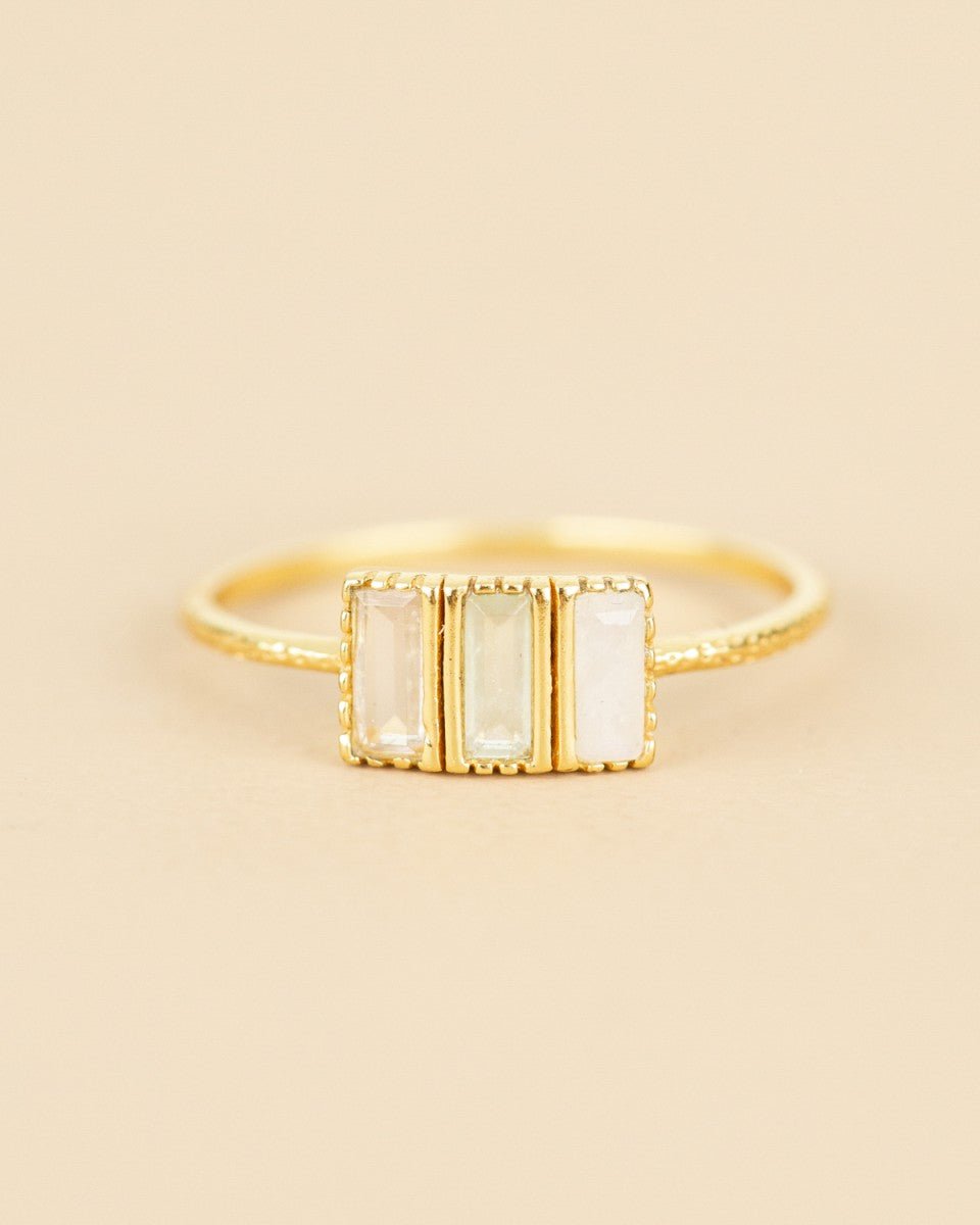Vergoldeter Ring mit drei weißen Mondsteinen - Blossom Hair & Fashion