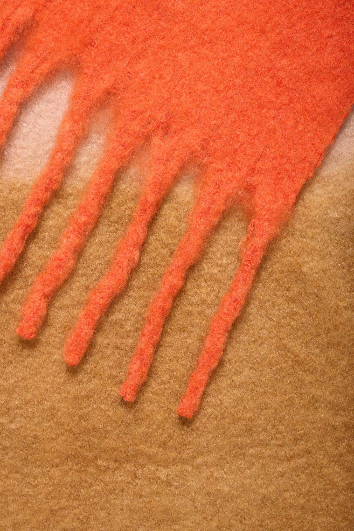 Weicher Schal mit Farbverlauf und Fransen - Blossom Hair & Fashion