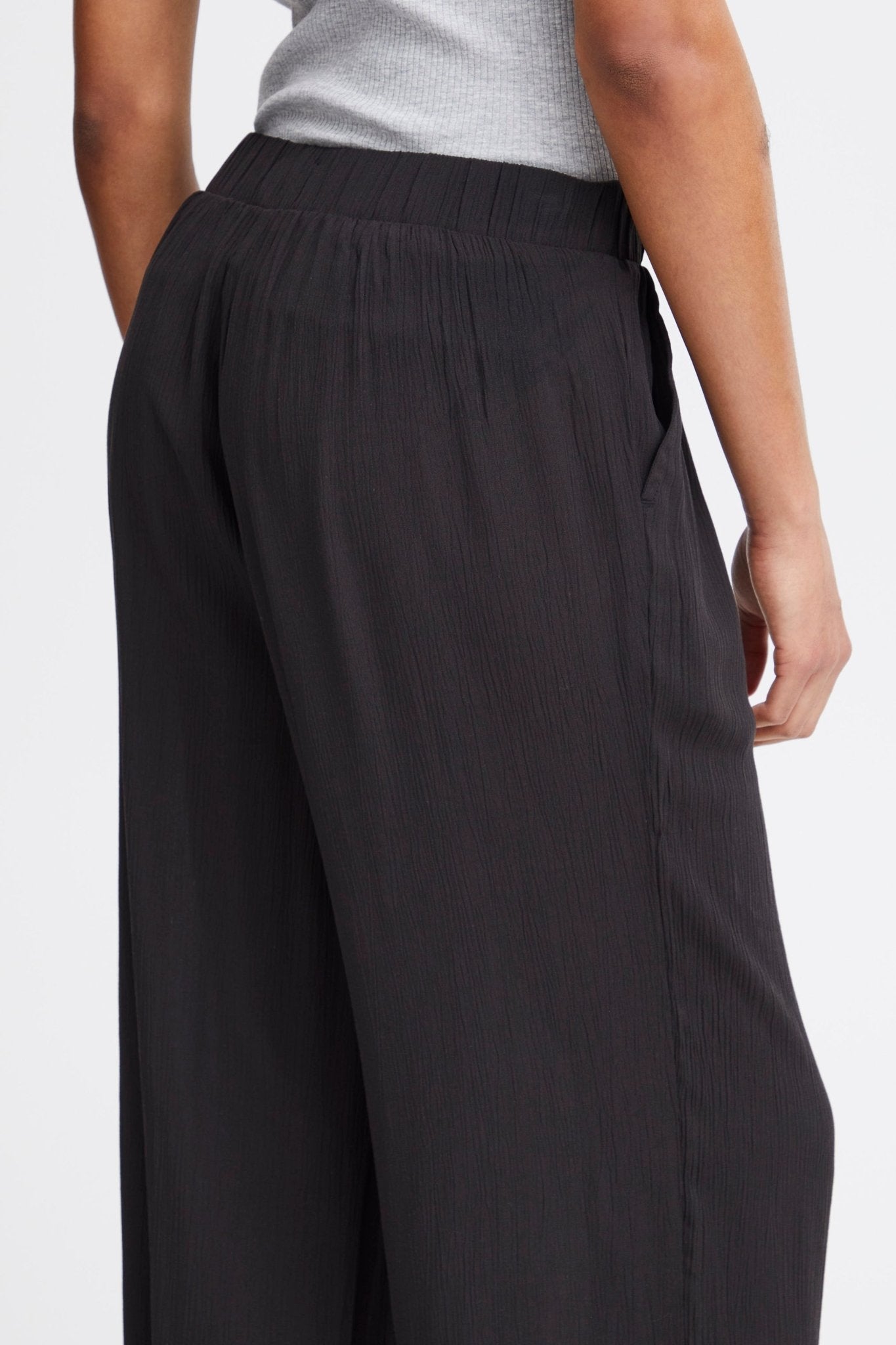 Weite Damenhose mit Gummibund in verschiedenen Farben - Blossom Hair & Fashion