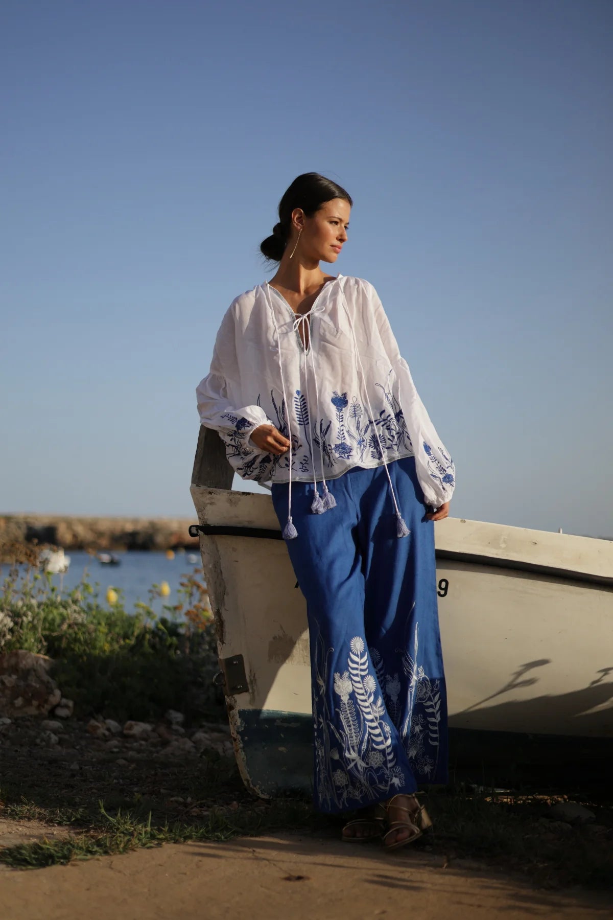 Weite Hose aus Baumwolle mit floraler Stickerei in Blau - Blossom Hair & Fashion