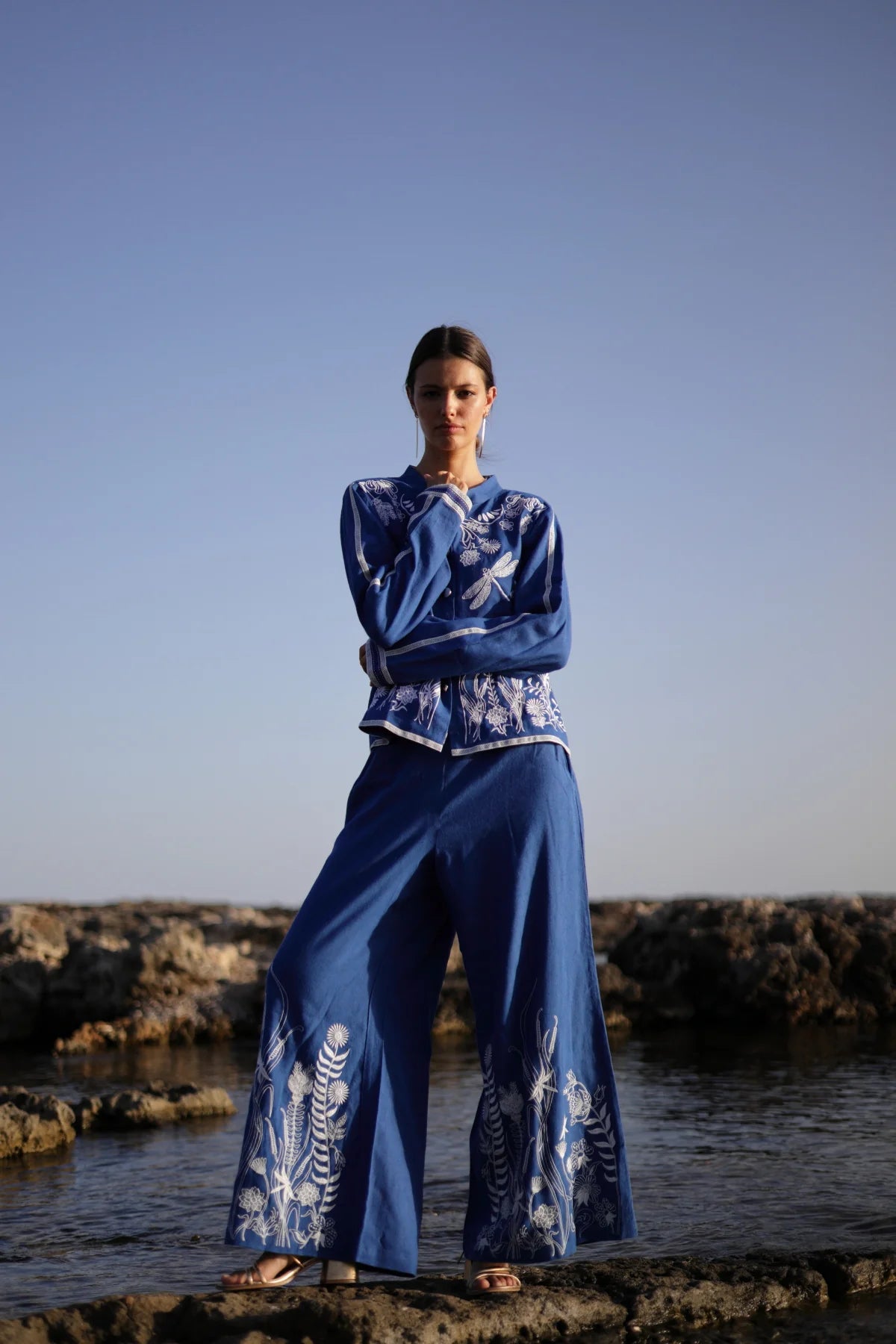 Weite Hose aus Baumwolle mit floraler Stickerei in Blau - Blossom Hair & Fashion