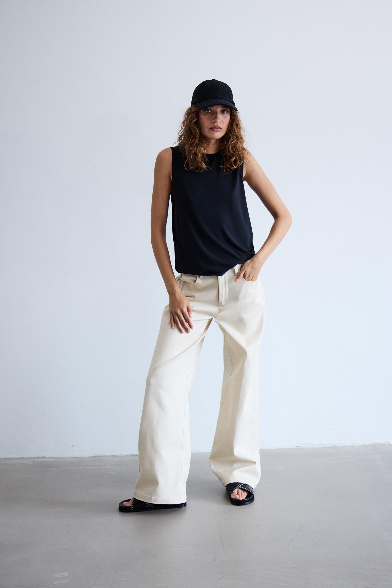 Weite Hose in Naturton mit High Waist - Blossom Hair & Fashion