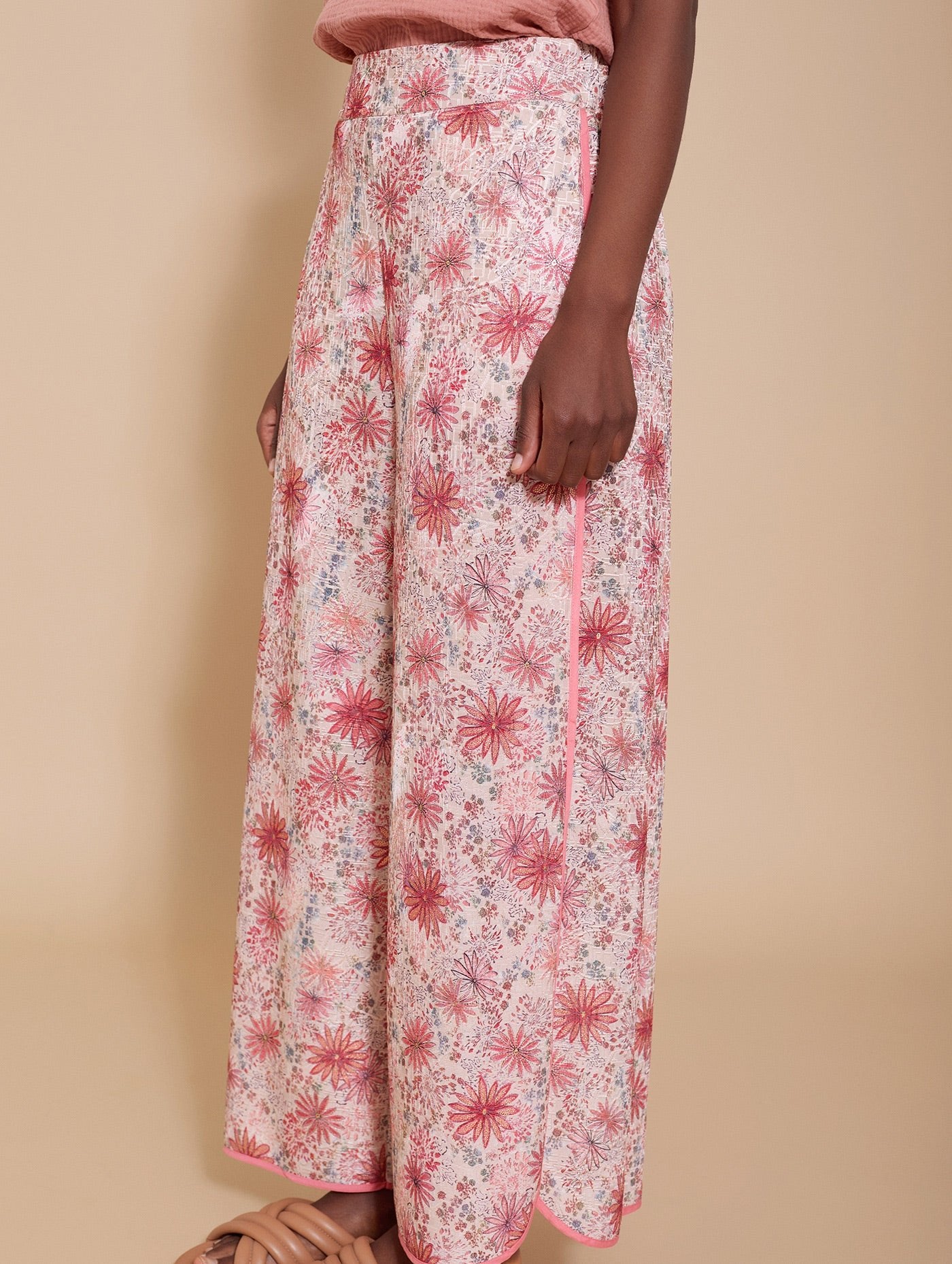 Weite Sommerhose mit floralem Muster - Blossom Hair & Fashion