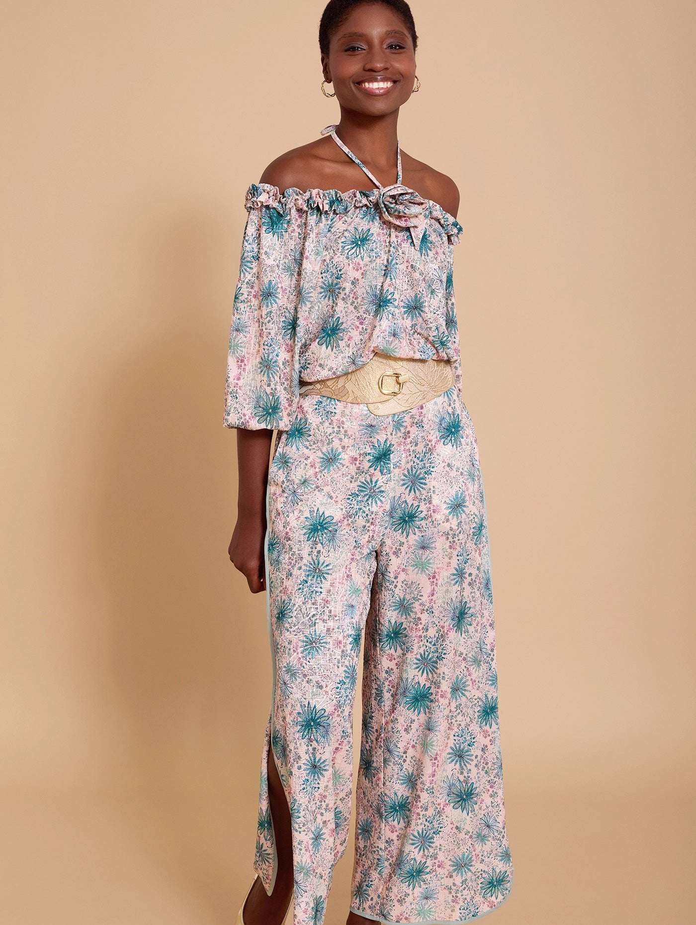 Weite Sommerhose mit floralem Muster - Blossom Hair & Fashion