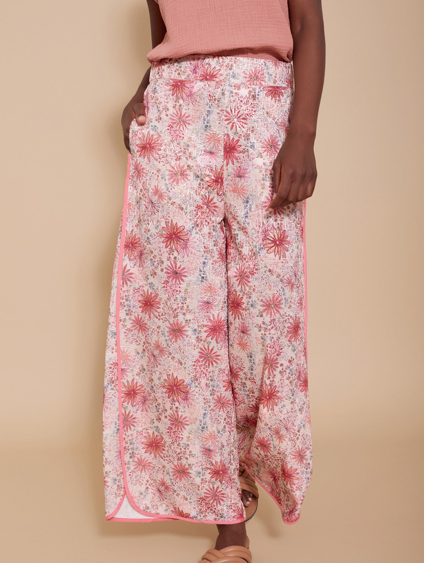 Weite Sommerhose mit floralem Muster - Blossom Hair & Fashion