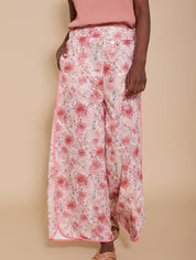 Weite Sommerhose mit floralem Muster - Blossom Hair & Fashion