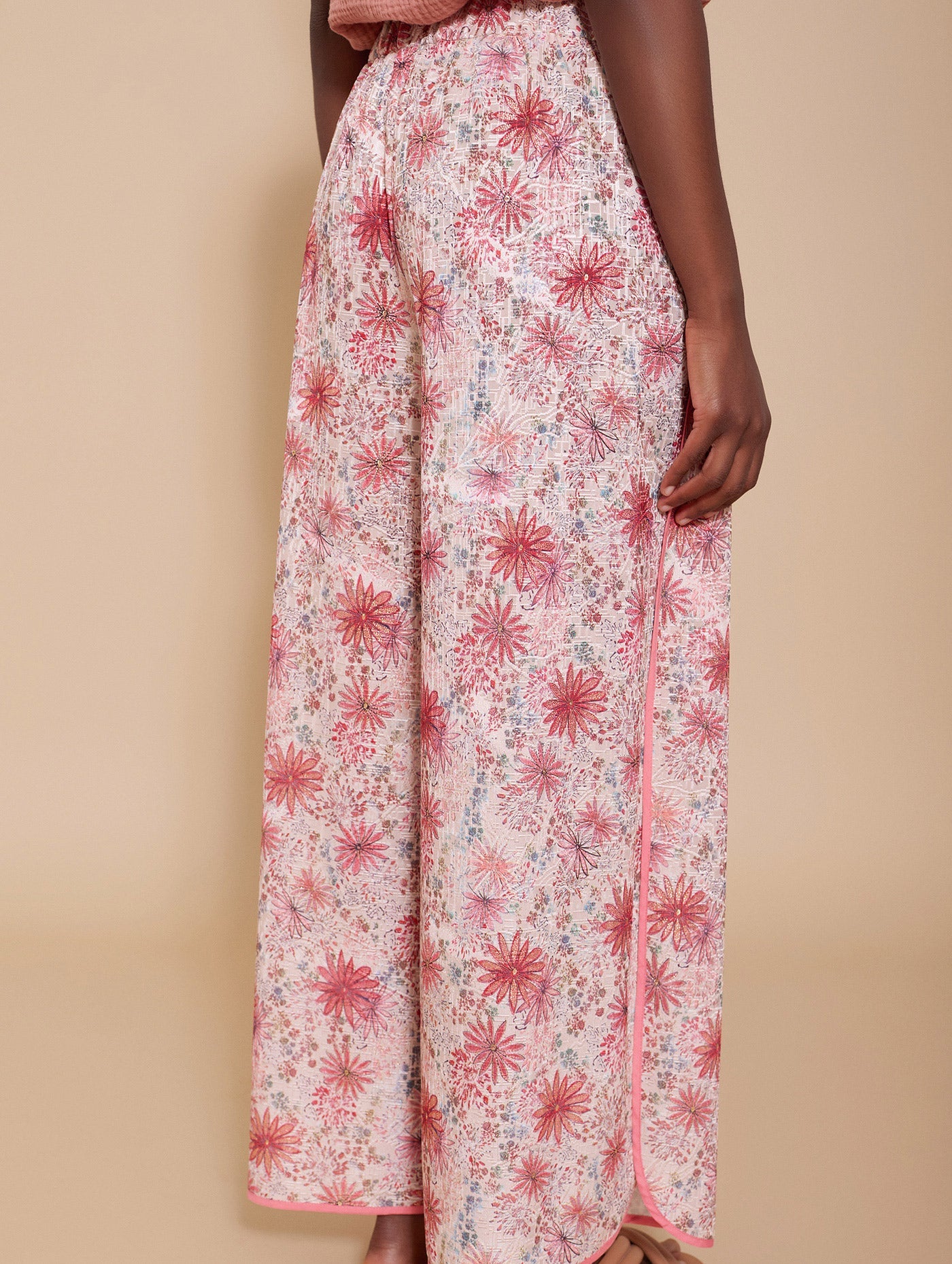 Weite Sommerhose mit floralem Muster - Blossom Hair & Fashion