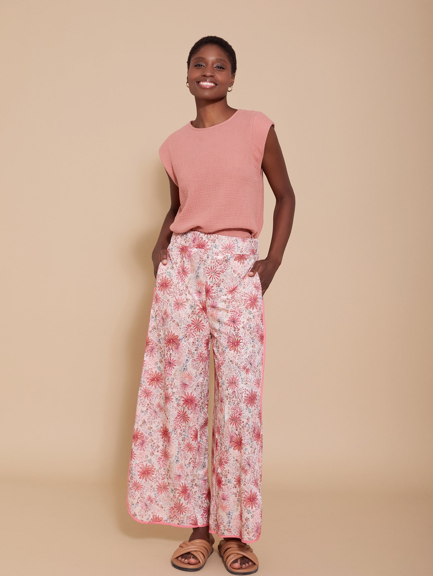 Weite Sommerhose mit floralem Muster - Blossom Hair & Fashion