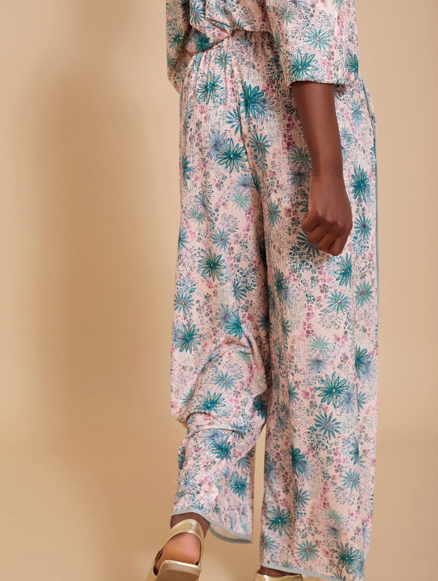 Weite Sommerhose mit floralem Muster - Blossom Hair & Fashion