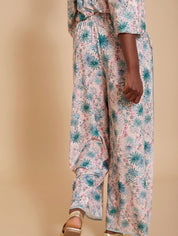 Weite Sommerhose mit floralem Muster - Blossom Hair & Fashion