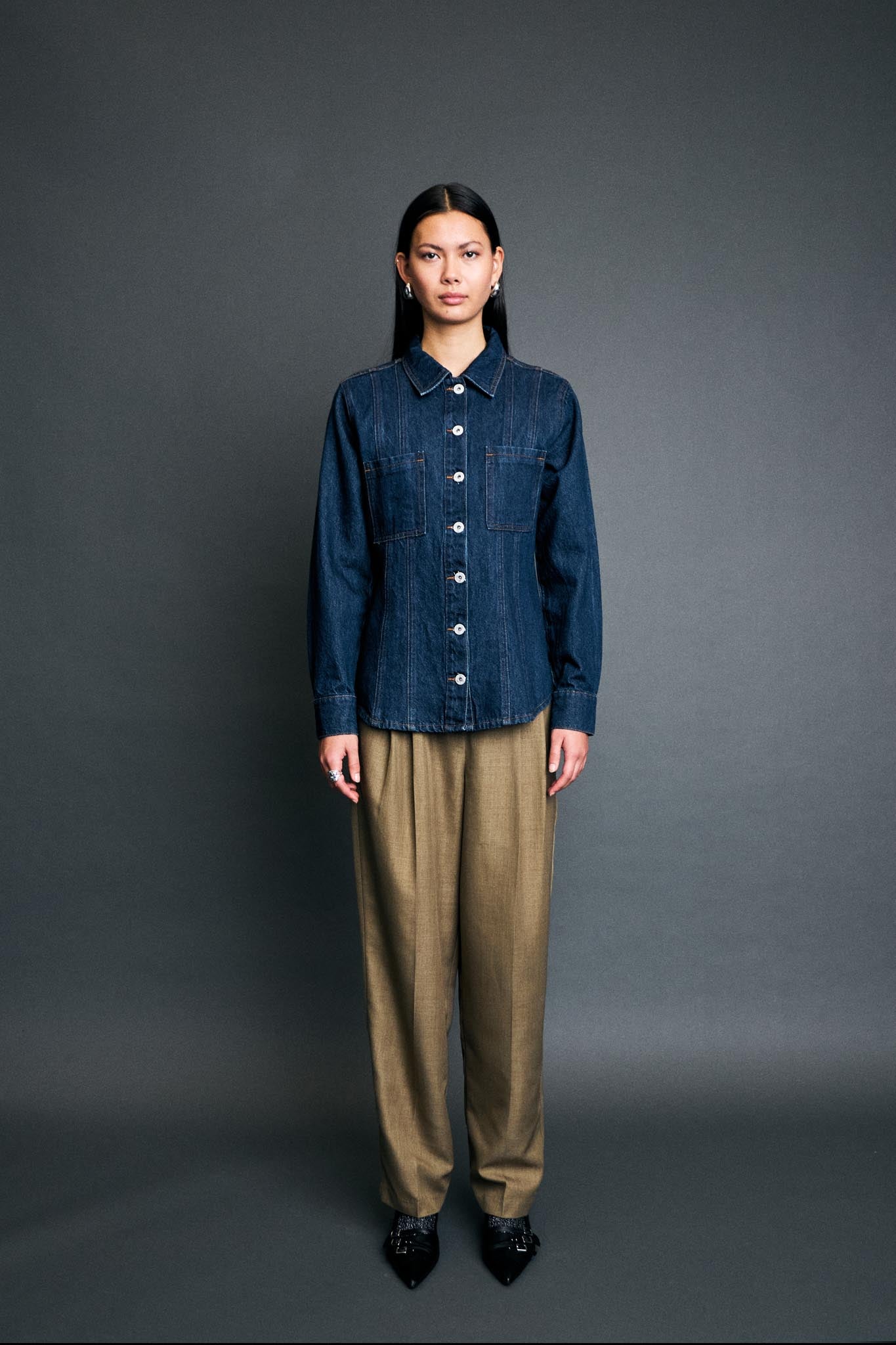 Weite Stoffhose mit Bundfalten in Khaki - Blossom Hair & Fashion