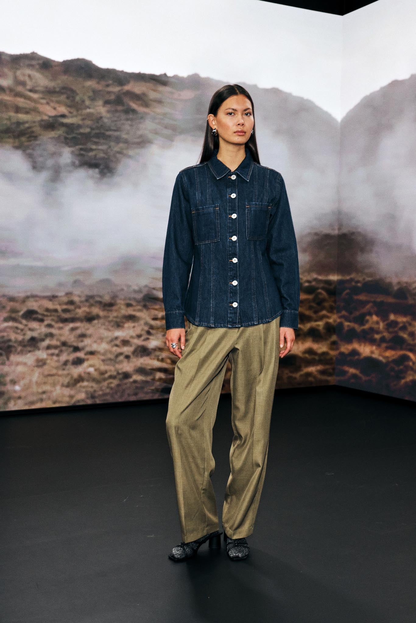 Weite Stoffhose mit Bundfalten in Khaki - Blossom Hair & Fashion