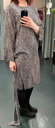 Zeitlos elegantes Kleid mit grafischem Muster - Blossom Hair & Fashion