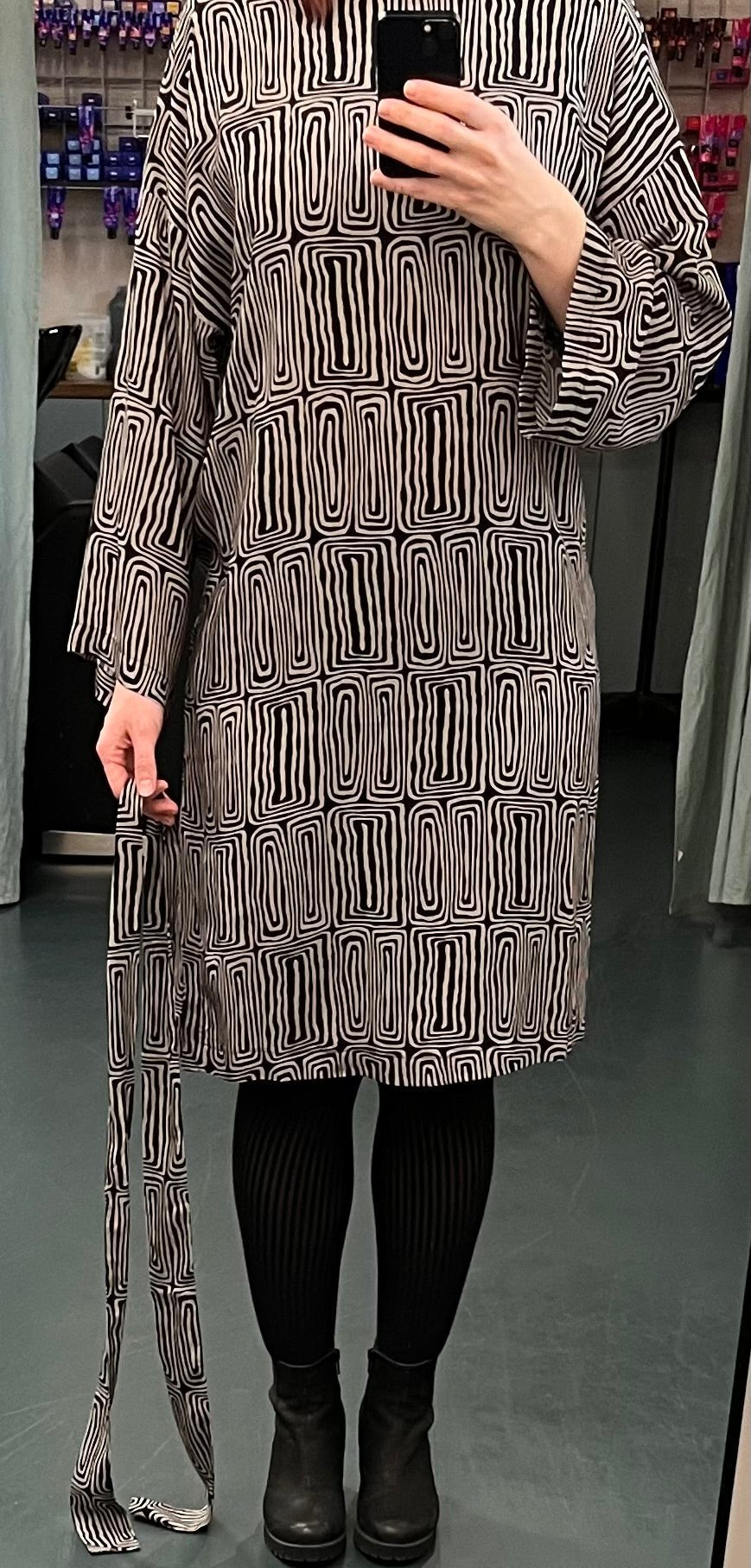 Zeitlos elegantes Kleid mit grafischem Muster - Blossom Hair & Fashion