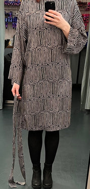 Zeitlos elegantes Kleid mit grafischem Muster - Blossom Hair & Fashion