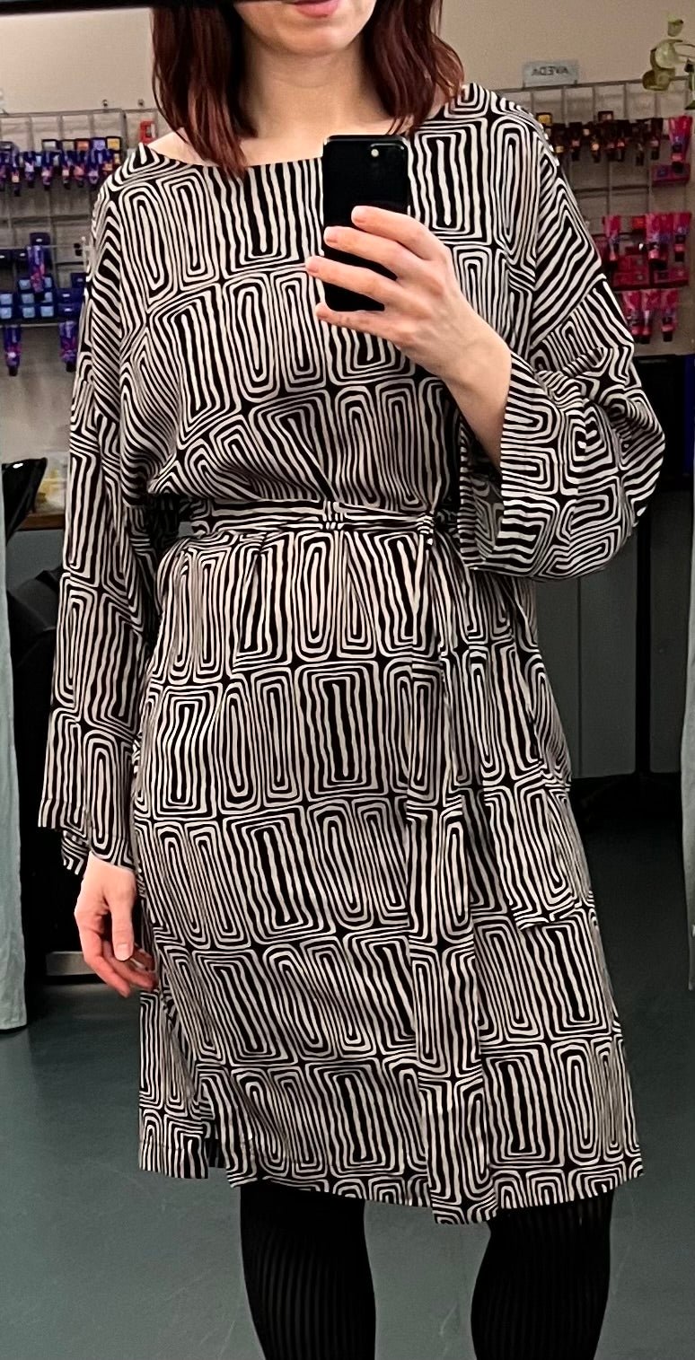 Zeitlos elegantes Kleid mit grafischem Muster - Blossom Hair & Fashion