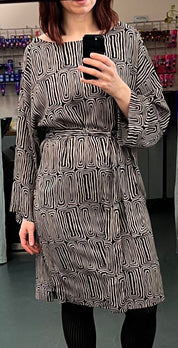 Zeitlos elegantes Kleid mit grafischem Muster - Blossom Hair & Fashion