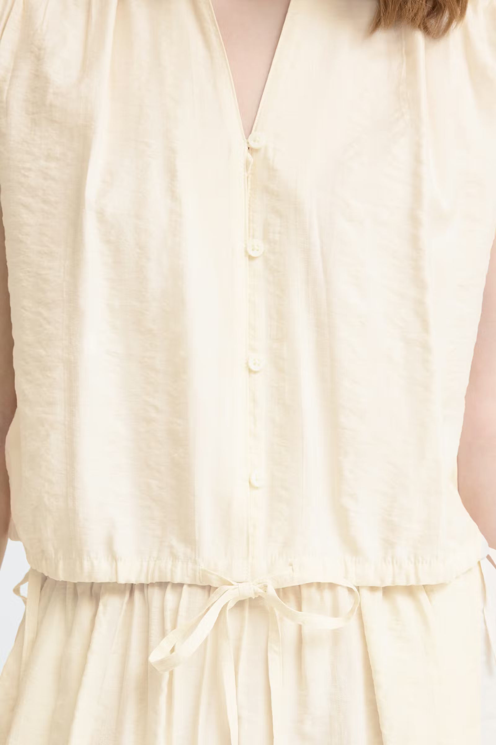 Ärmellose Bluse mit Bindeband in Creme