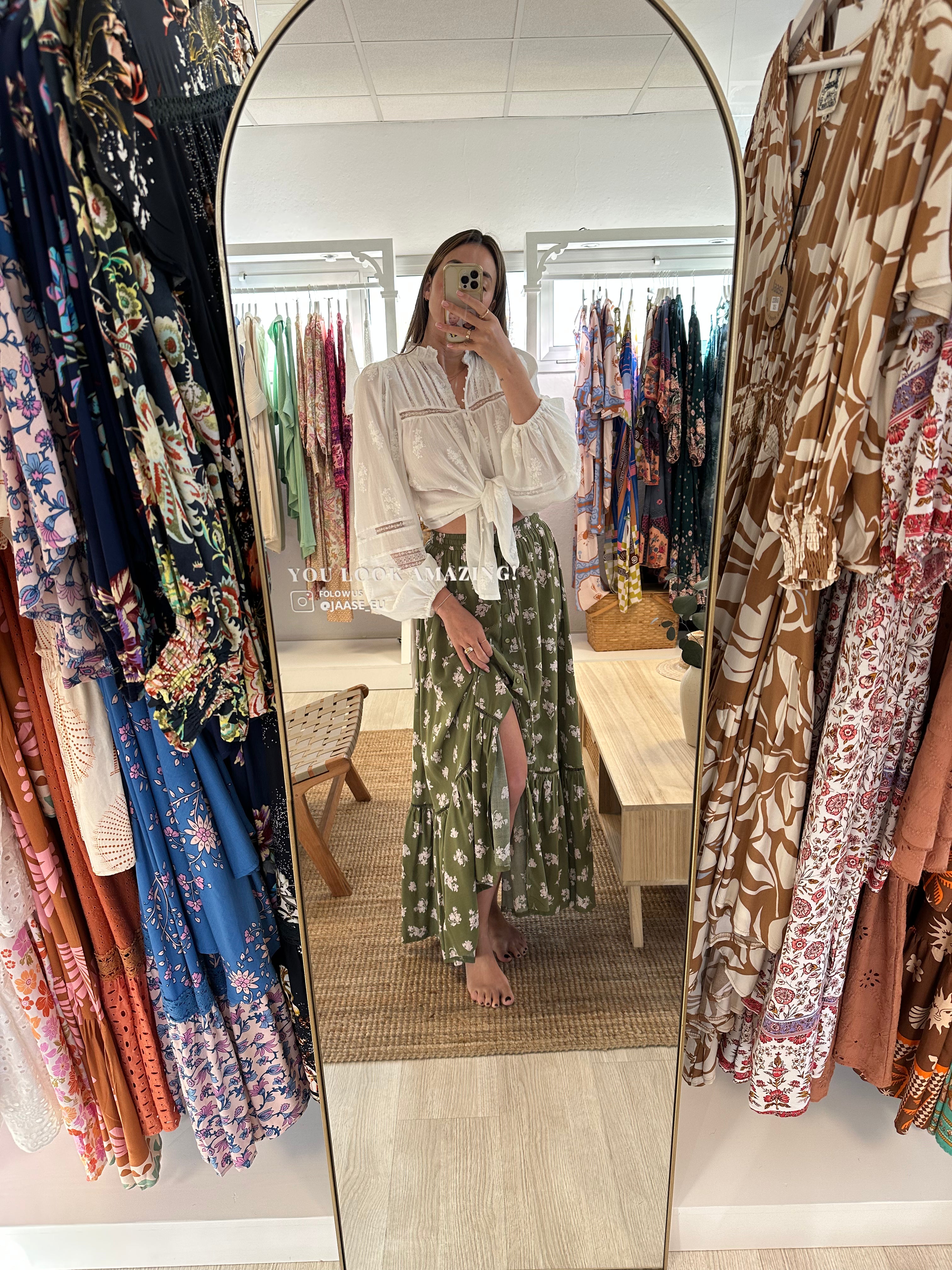 Floraler Midirock mit Knopfleiste in Khaki