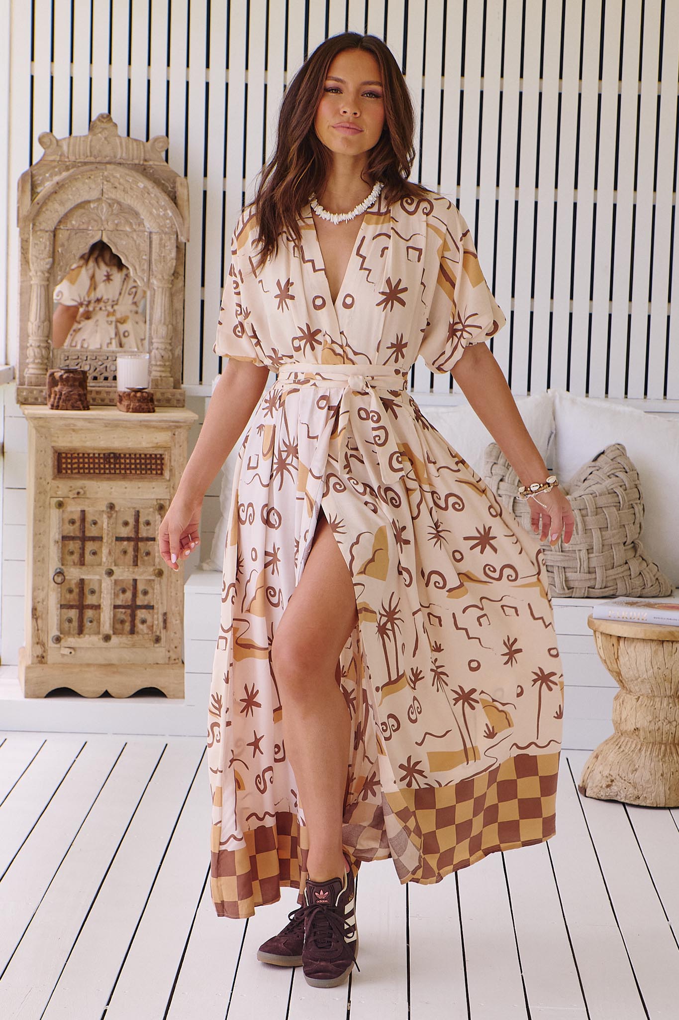 Gemustertes Maxikleid mit Bindegürtel und Schlitz