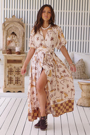 Gemustertes Maxikleid mit Bindegürtel und Schlitz