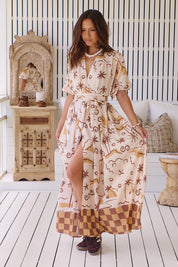 Gemustertes Maxikleid mit Bindegürtel und Schlitz