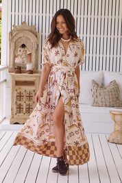 Gemustertes Maxikleid mit Bindegürtel und Schlitz