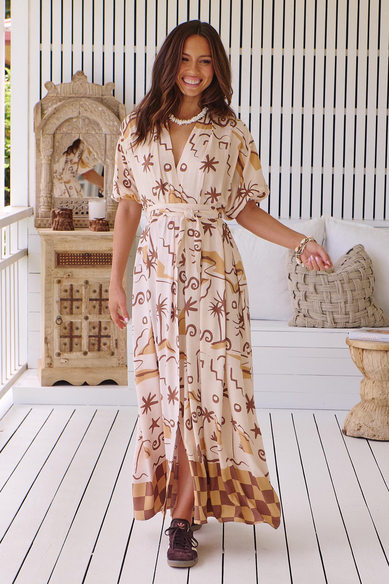 Gemustertes Maxikleid mit Bindegürtel und Schlitz