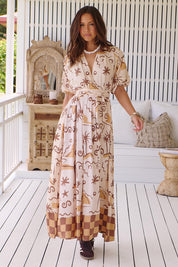 Gemustertes Maxikleid mit Bindegürtel und Schlitz