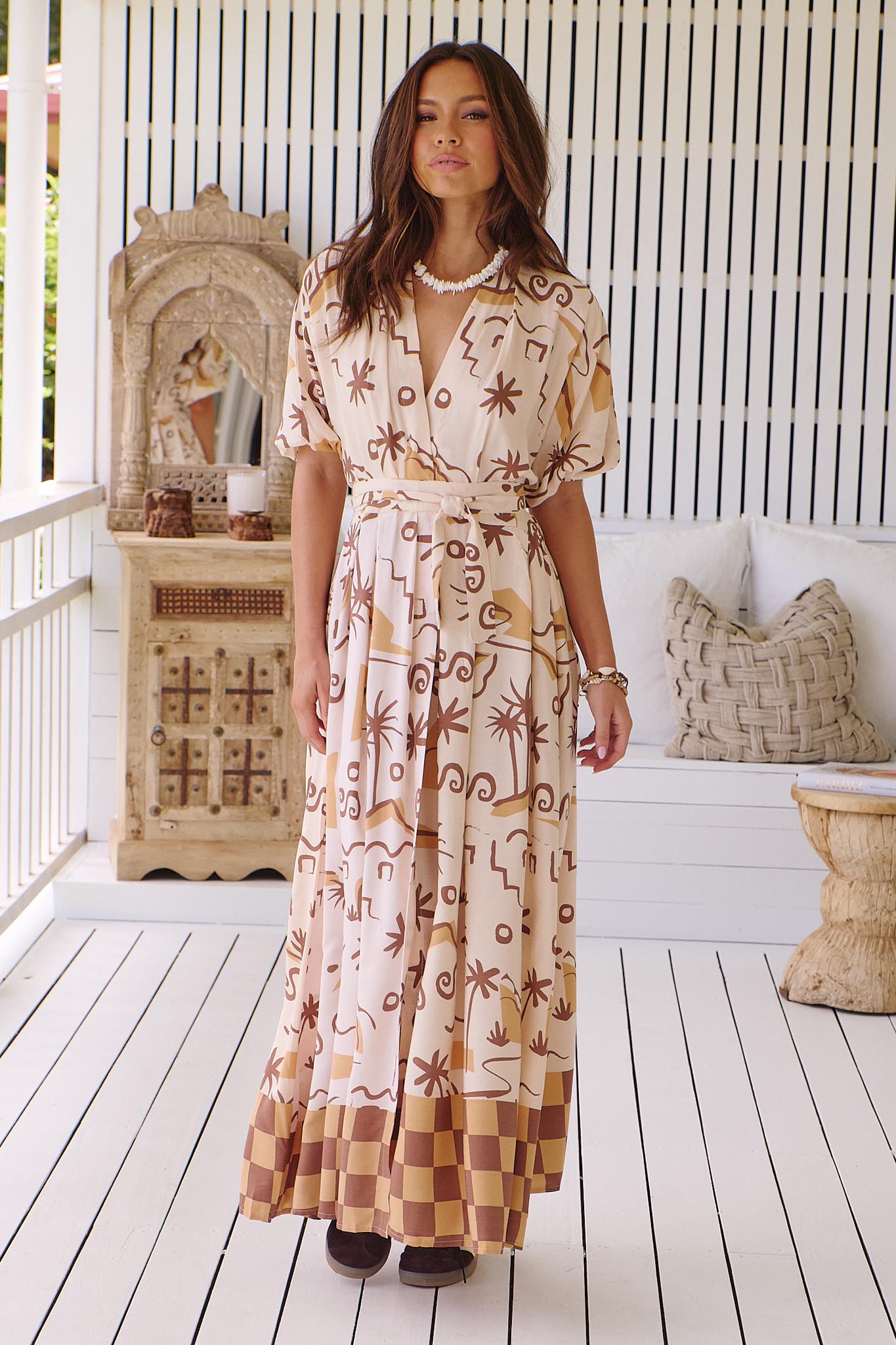 Gemustertes Maxikleid mit Bindegürtel und Schlitz