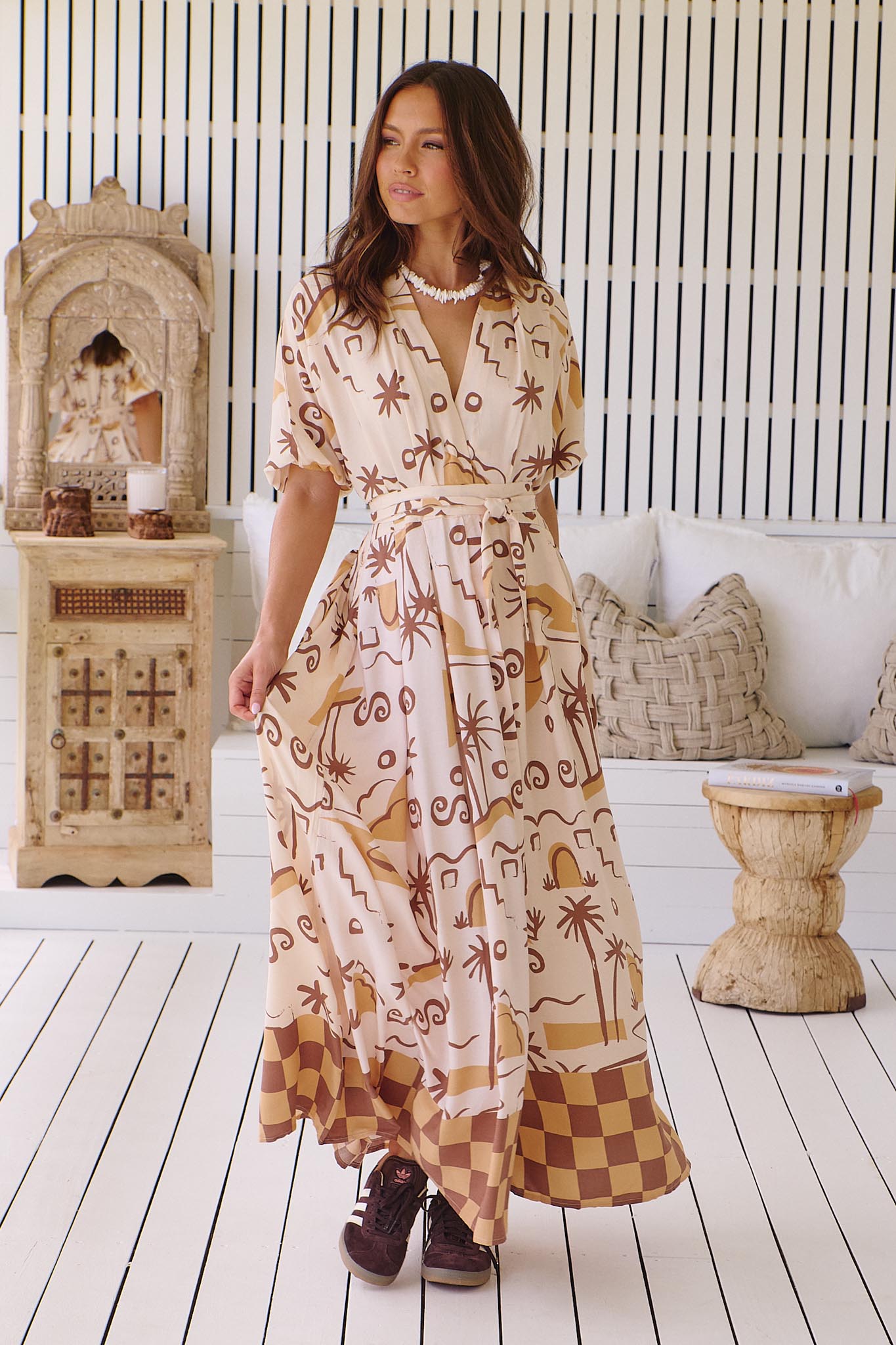 Gemustertes Maxikleid mit Bindegürtel und Schlitz