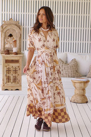 Gemustertes Maxikleid mit Bindegürtel und Schlitz