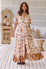 Gemustertes Maxikleid mit Bindegürtel und Schlitz