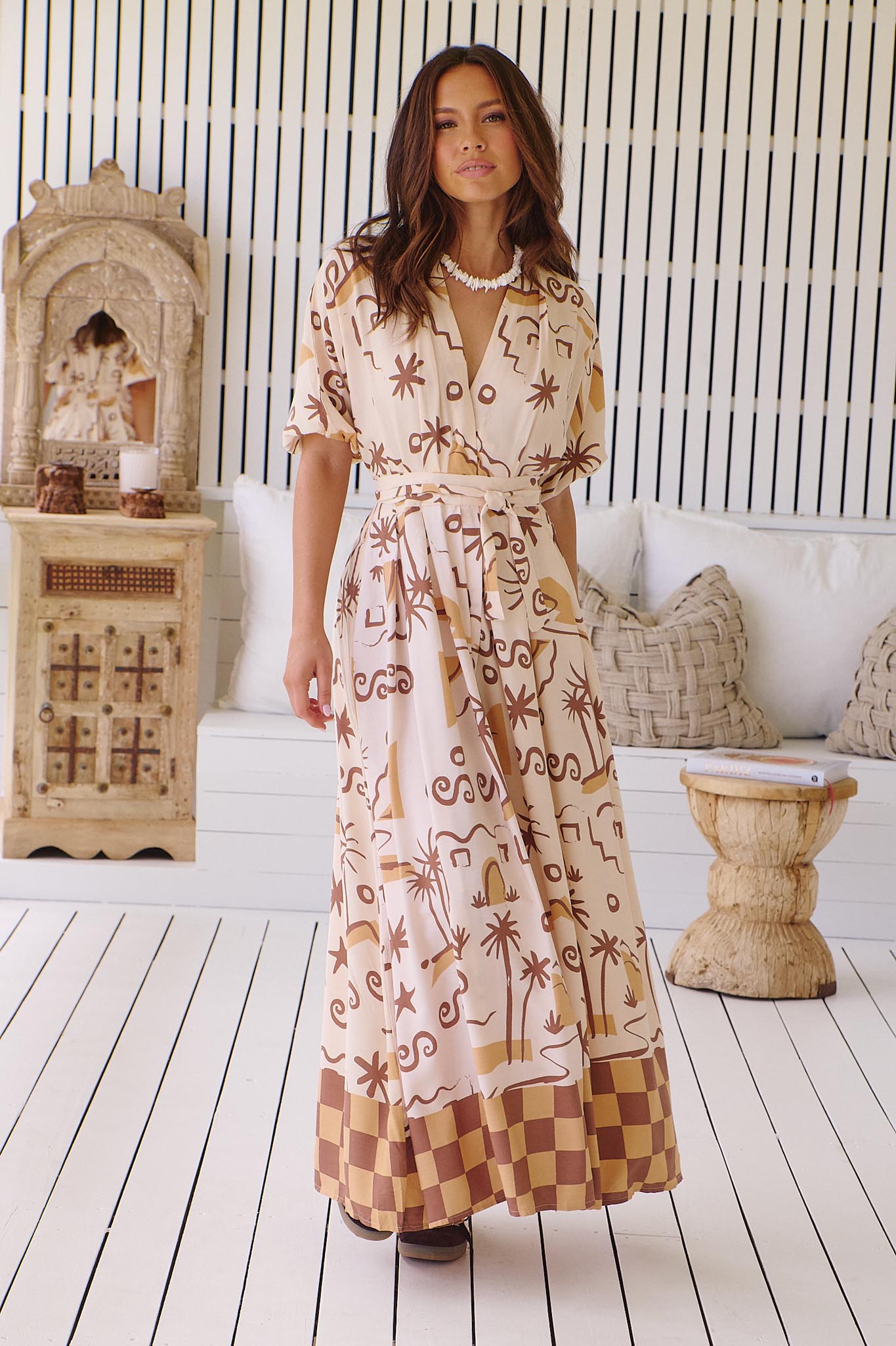 Gemustertes Maxikleid mit Bindegürtel und Schlitz