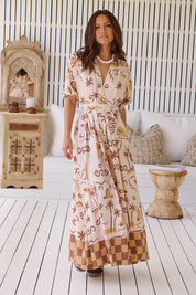 Gemustertes Maxikleid mit Bindegürtel und Schlitz