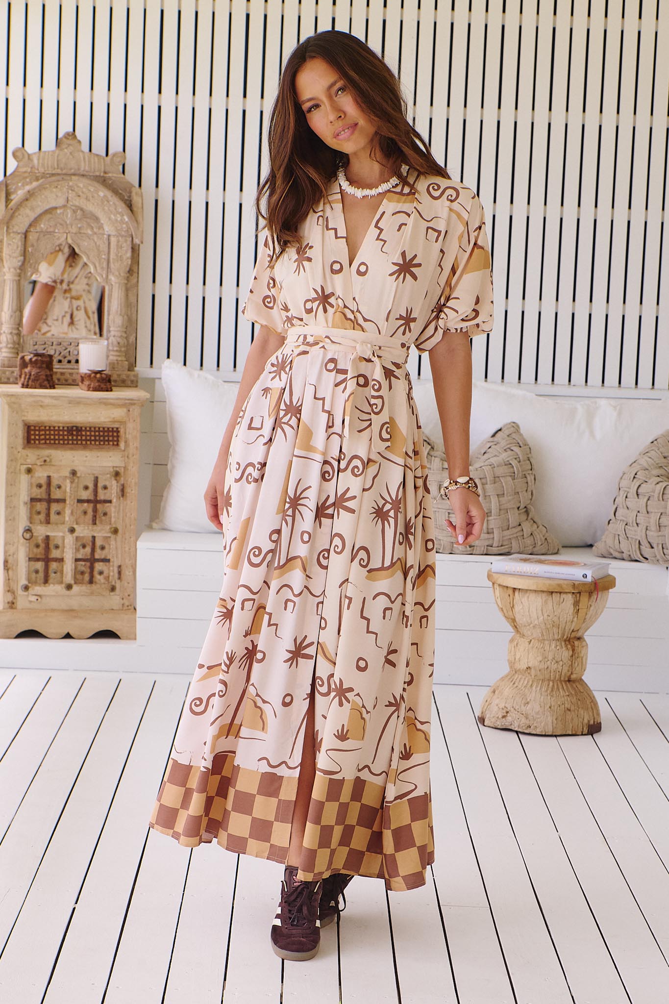 Gemustertes Maxikleid mit Bindegürtel und Schlitz