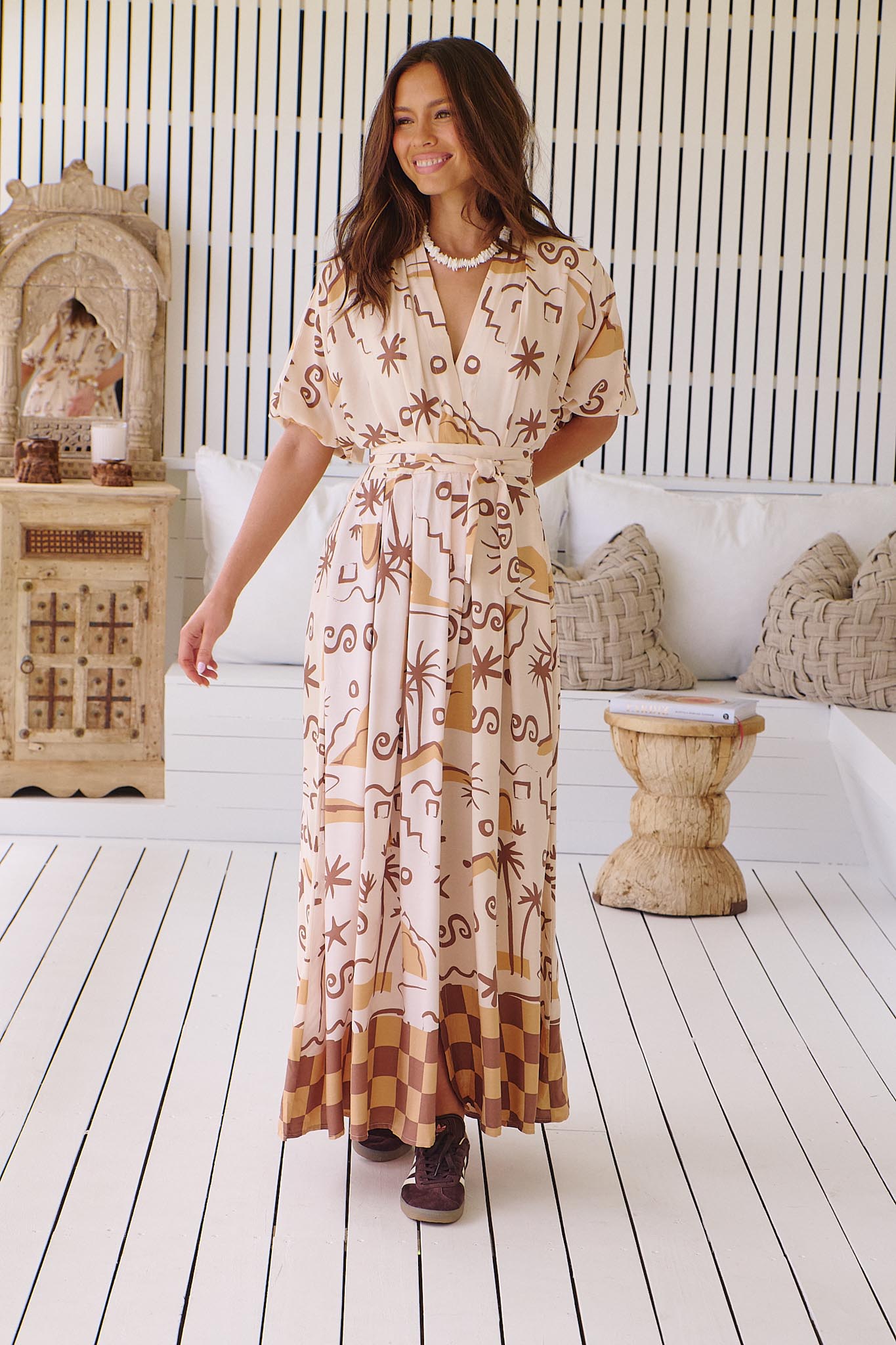 Gemustertes Maxikleid mit Bindegürtel und Schlitz