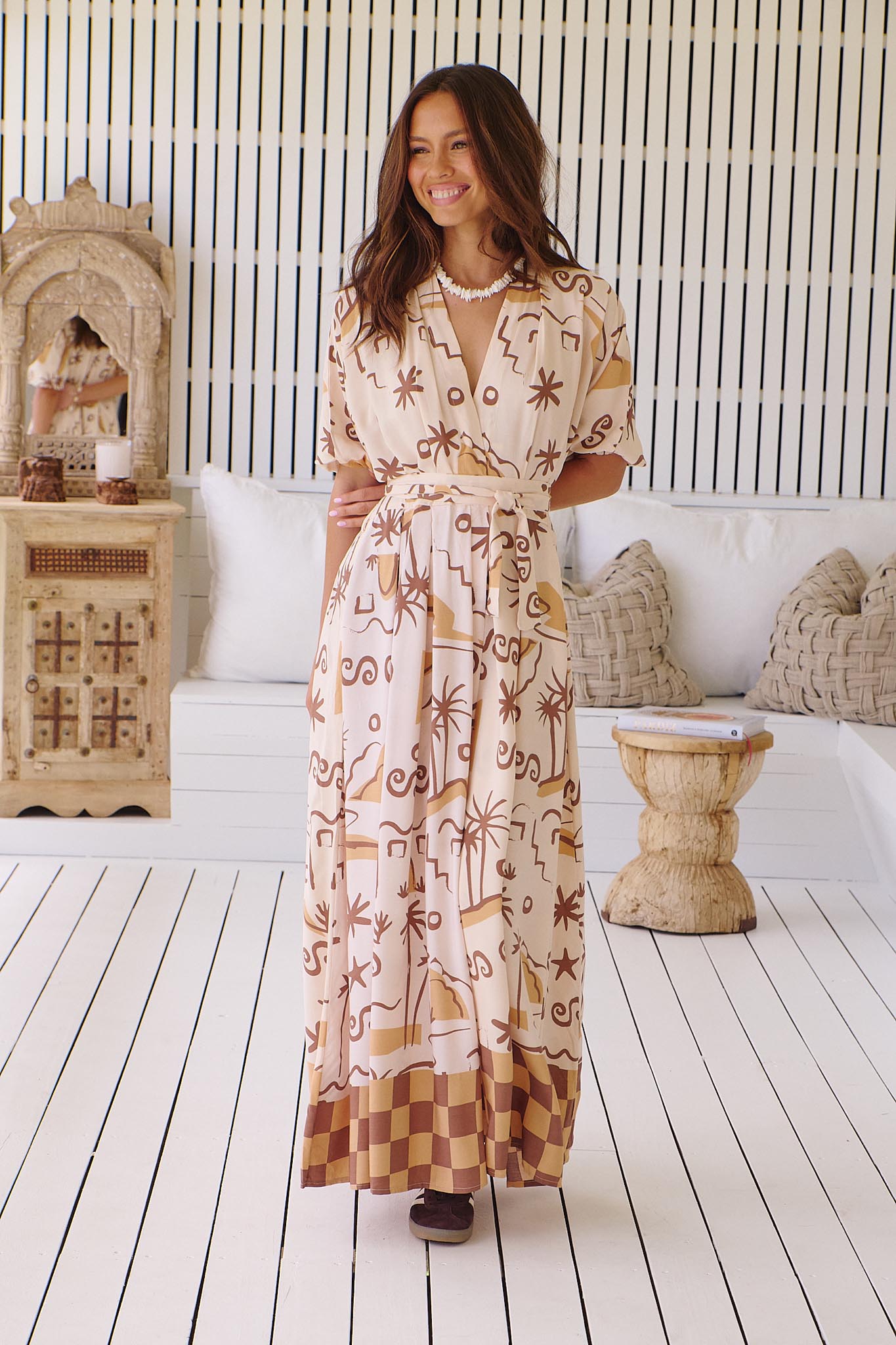 Gemustertes Maxikleid mit Bindegürtel und Schlitz