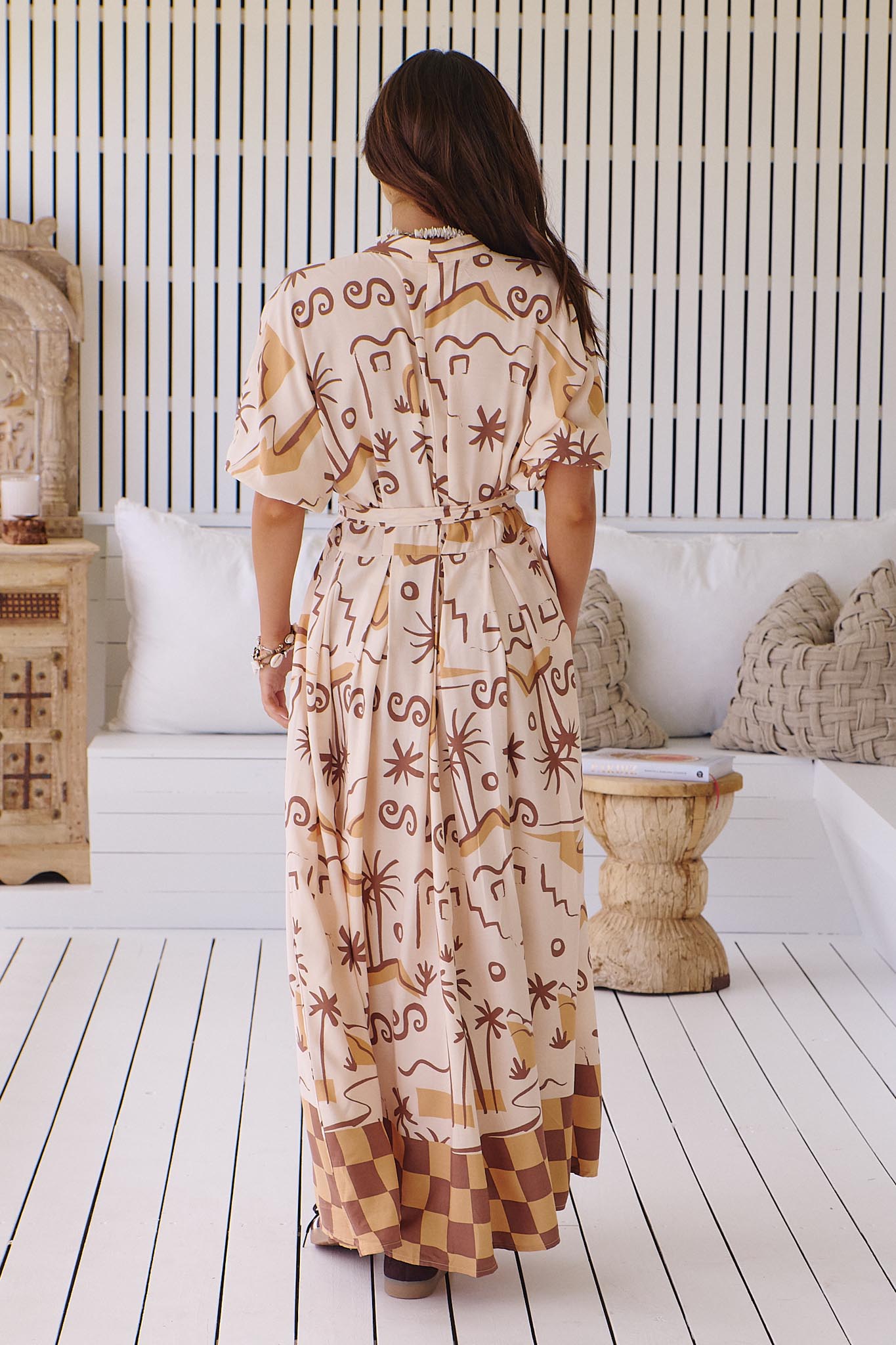 Gemustertes Maxikleid mit Bindegürtel und Schlitz