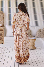 Gemustertes Maxikleid mit Bindegürtel und Schlitz