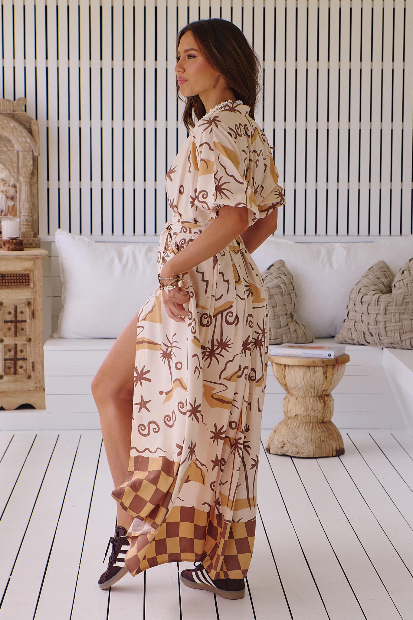 Gemustertes Maxikleid mit Bindegürtel und Schlitz