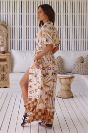 Gemustertes Maxikleid mit Bindegürtel und Schlitz